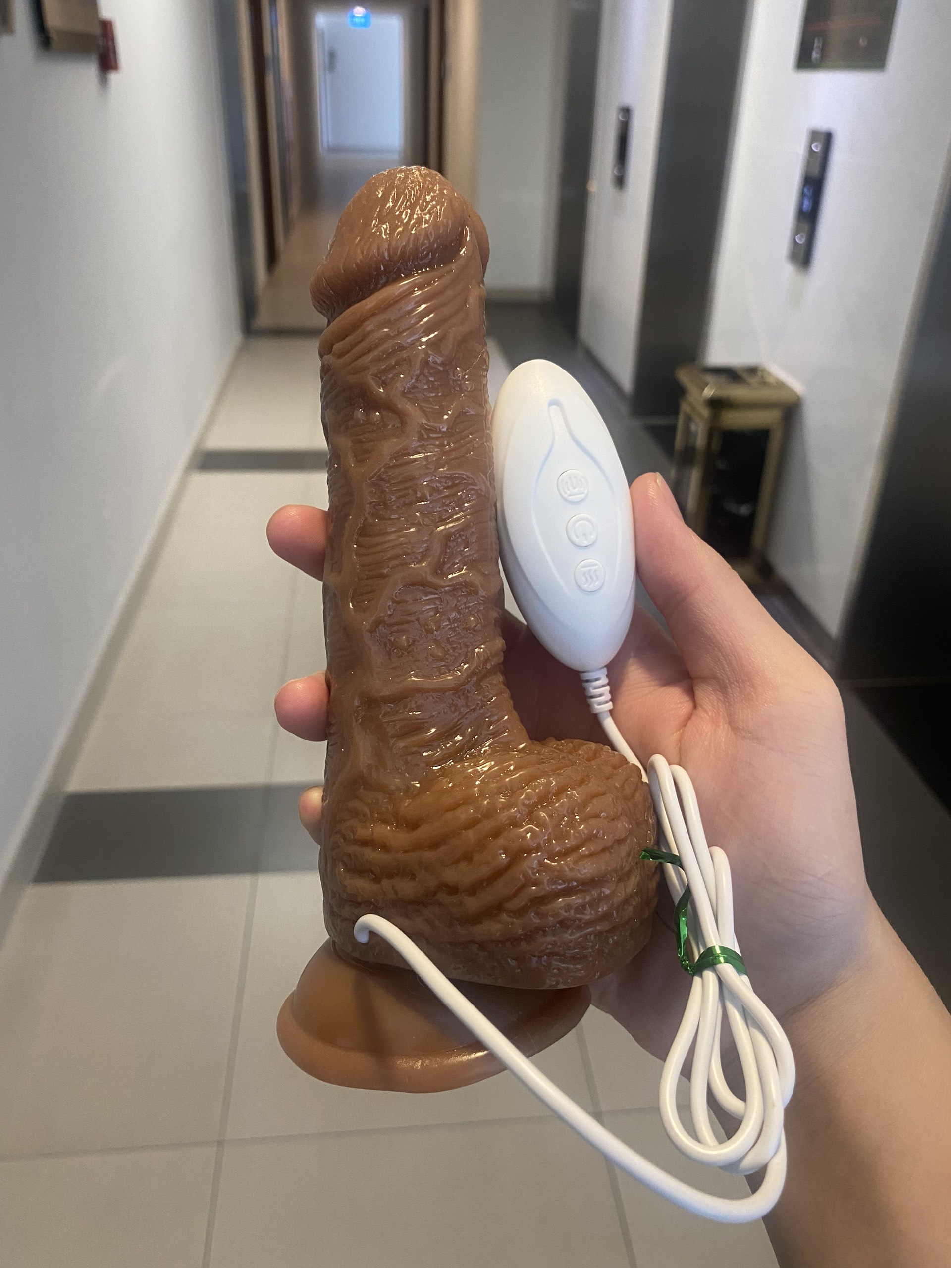 Dương vật giả rút lại và tỏa nhiệt từ dây điều khiển